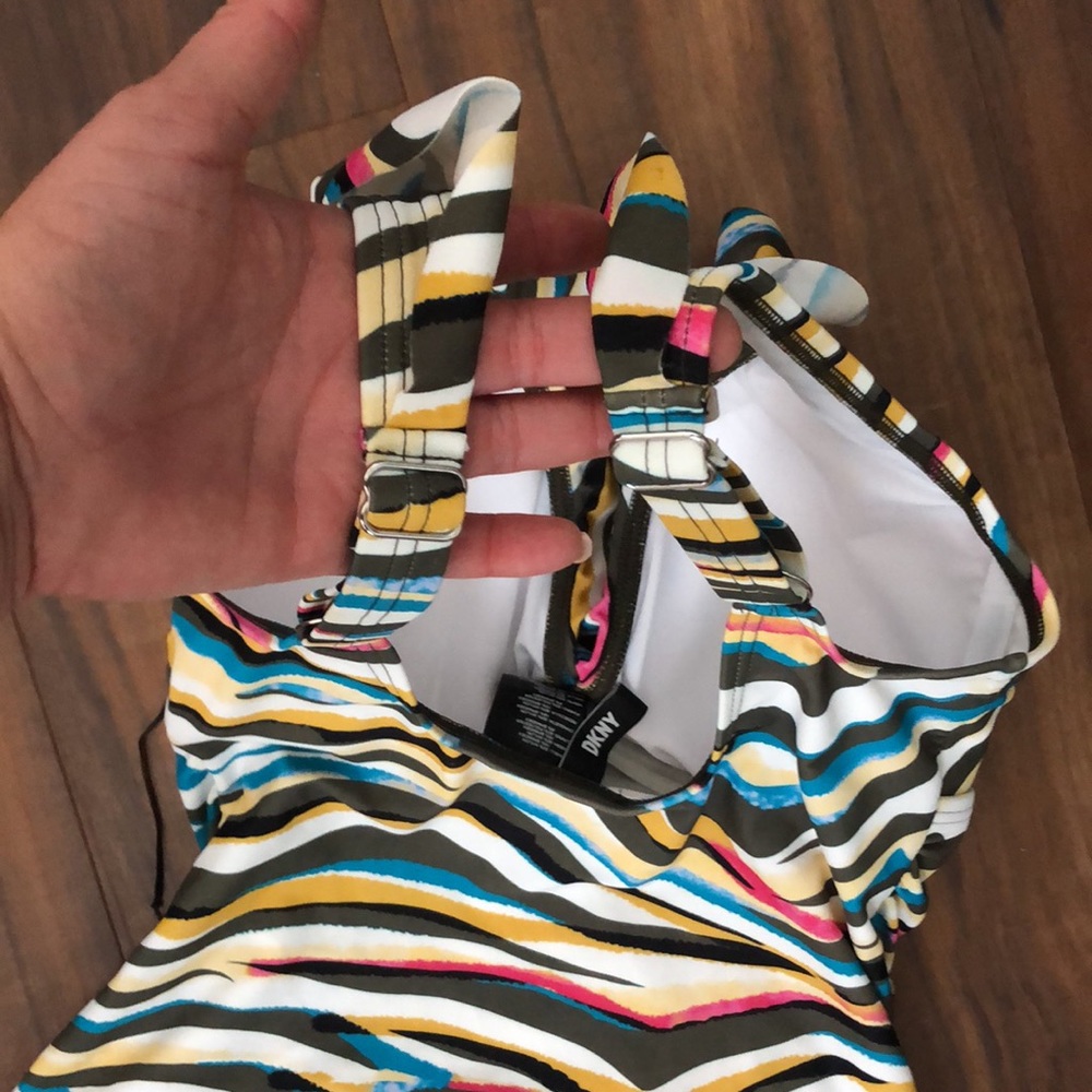 New DKNY PRINTED RUFFLED TUMMY-CONTROL ONE-PIECE SWIMSUIT - Picture 17 of 17